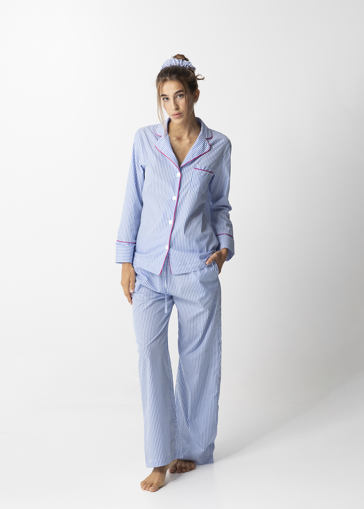 Modella pigiama donna classico a righe bianche e azzurre con piping fucsia