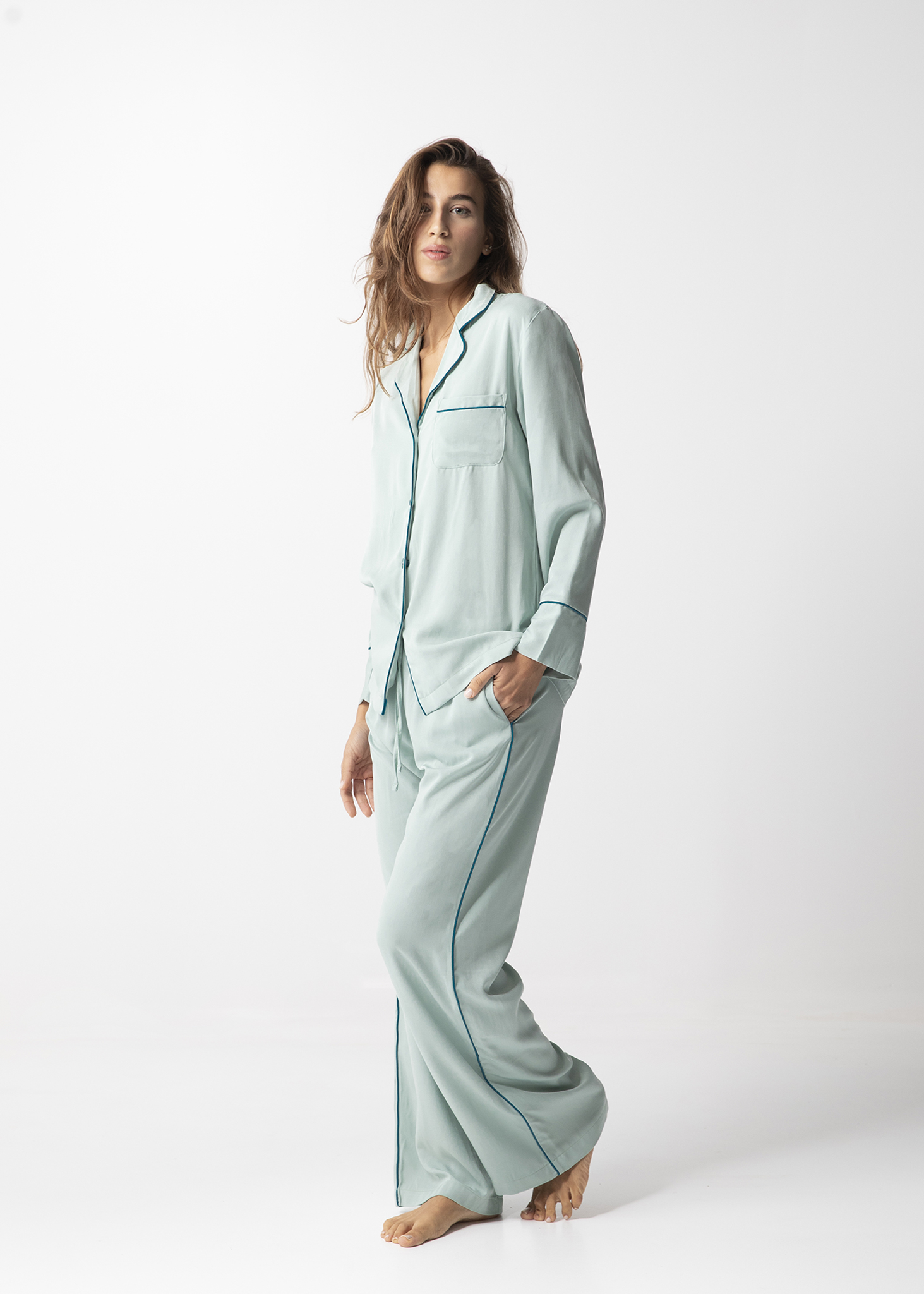 Modella indossa pigiama donna verde acqua