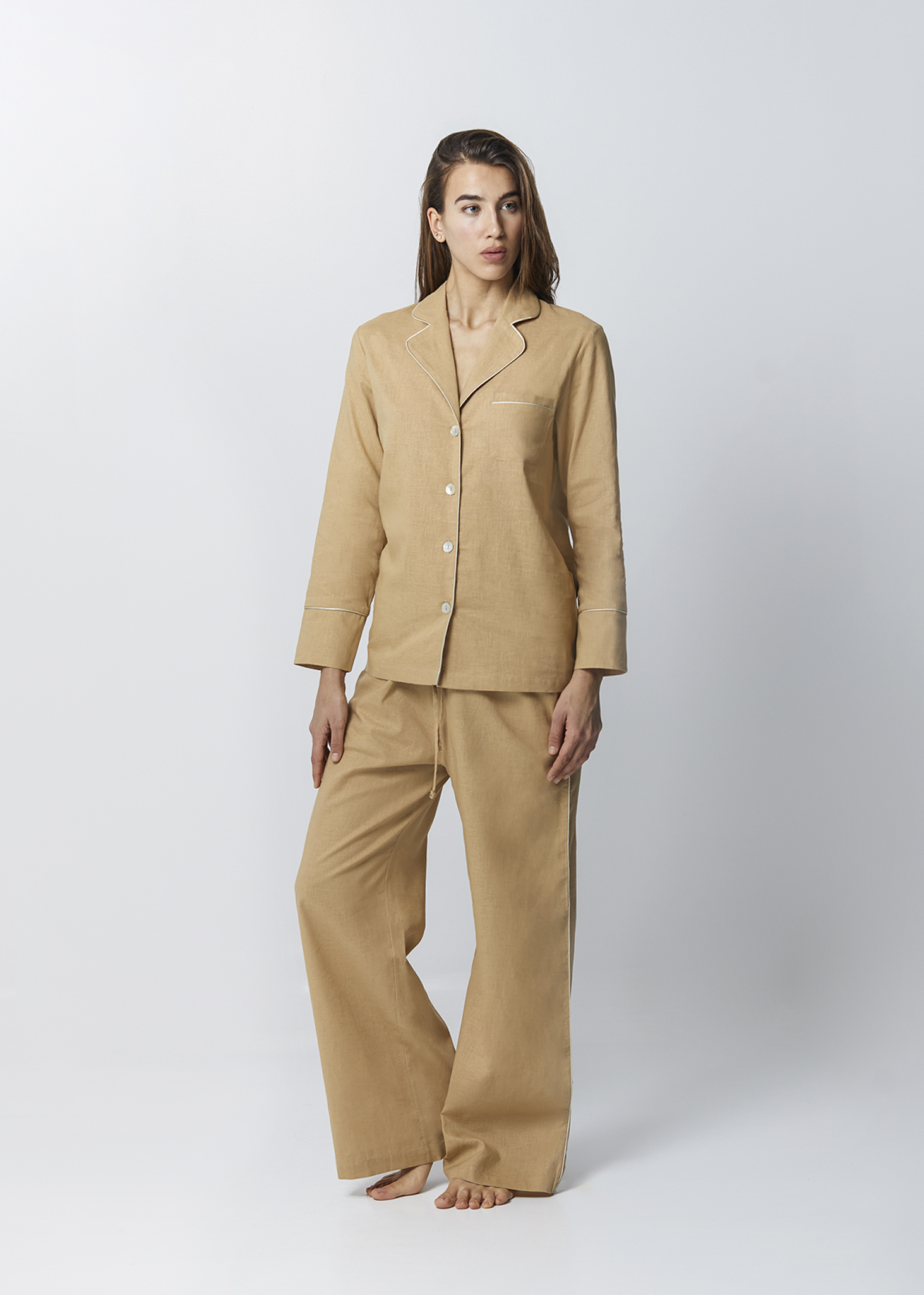 modella indossa pigiama lungo in tinta unita beige