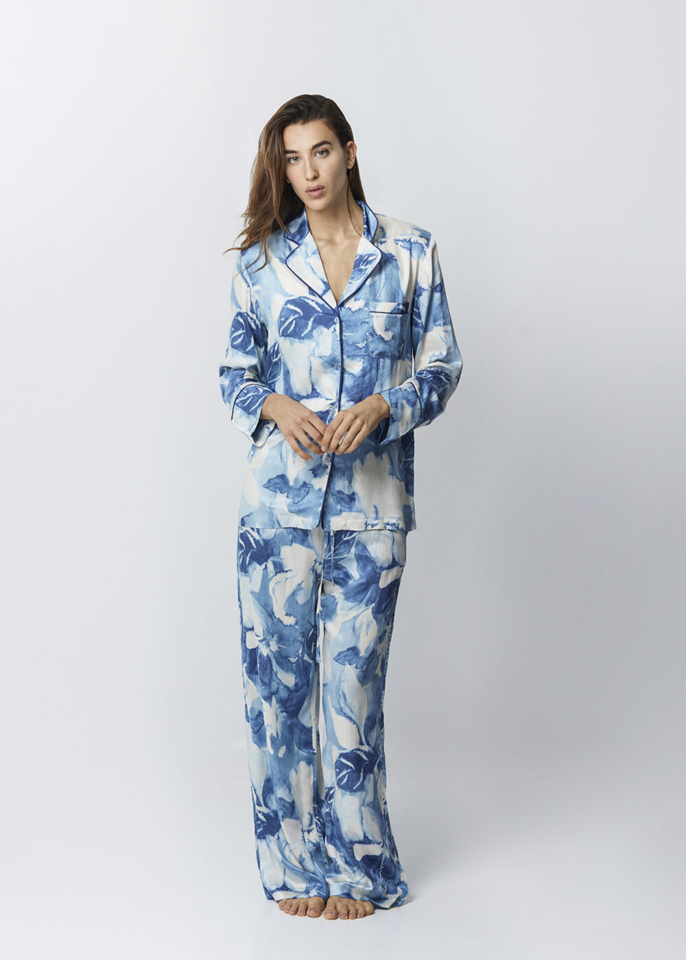 Modella indossa pigiama lungo a fiori azzurri