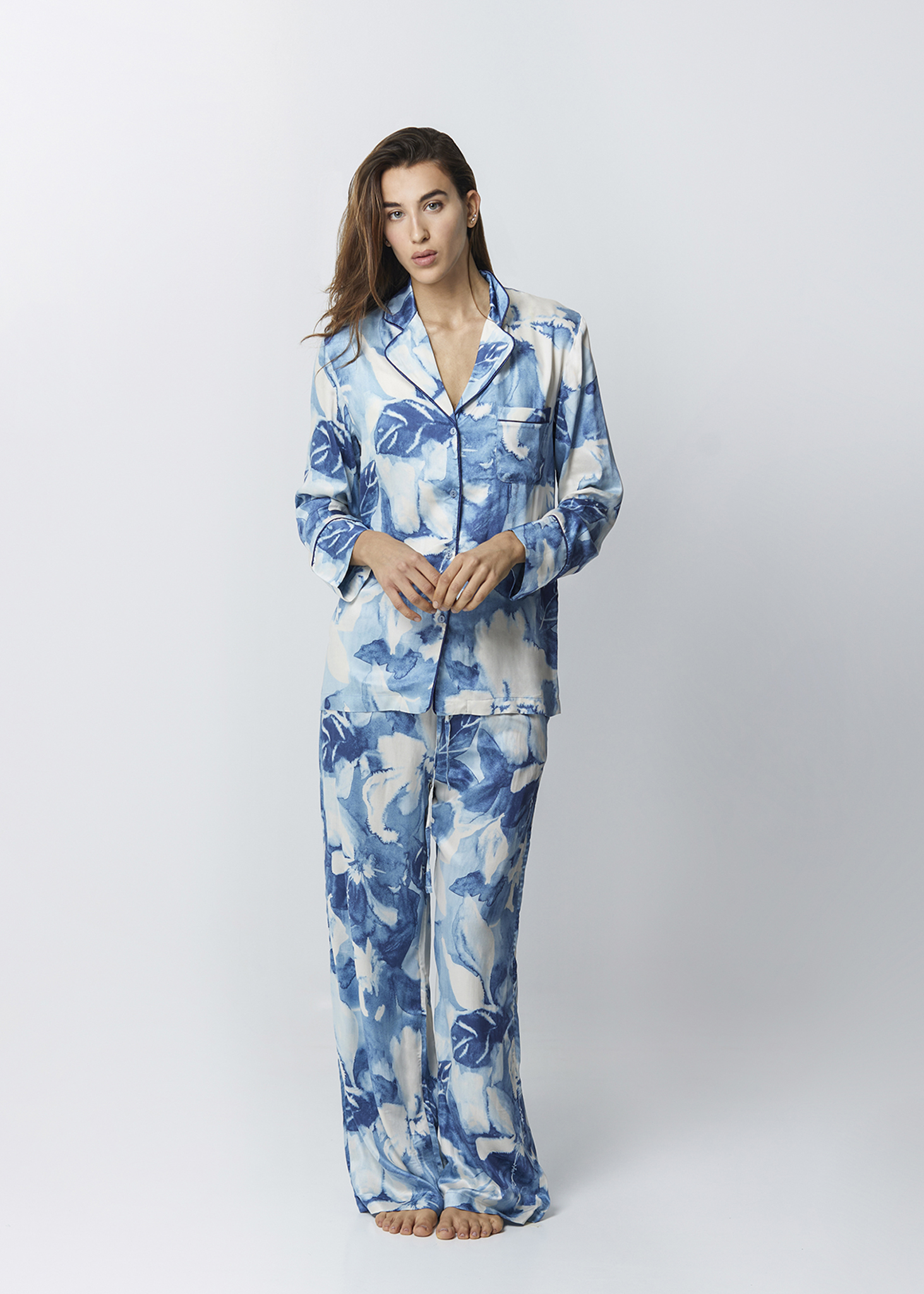 Modella indossa pigiama lungo a fiori azzurri