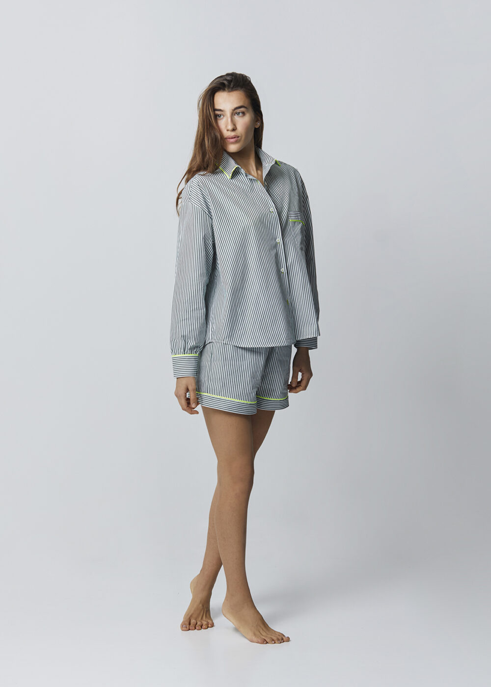 Camicia donna oversize e shorts a righe verdi e bianche
