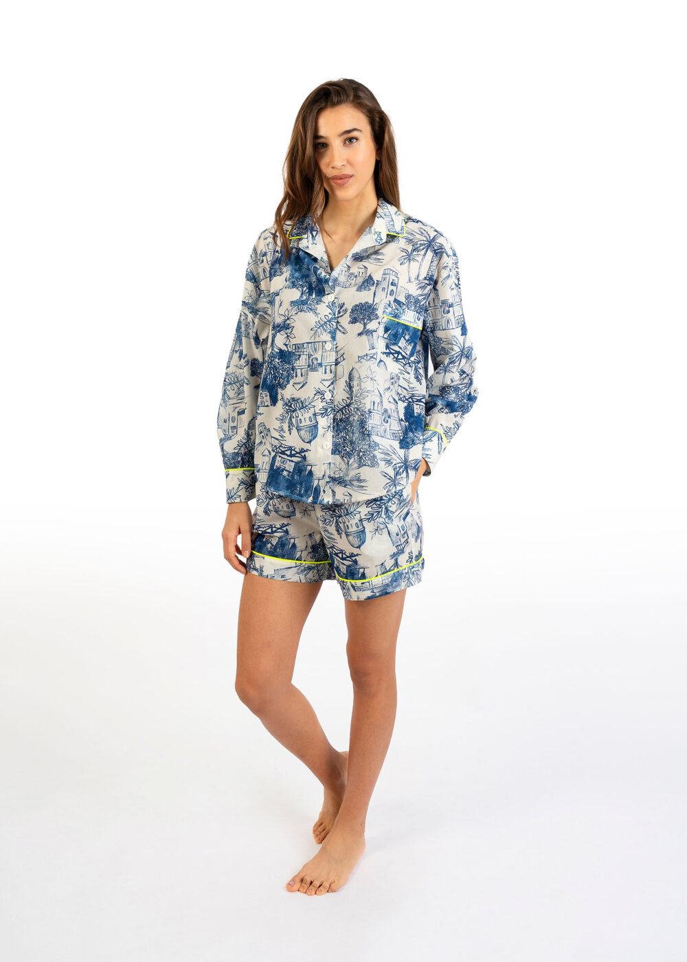 Pigiama donna Nabali in cotone con fantasia blu, camicia over e shorts, leggero ed elegante Made in Italy