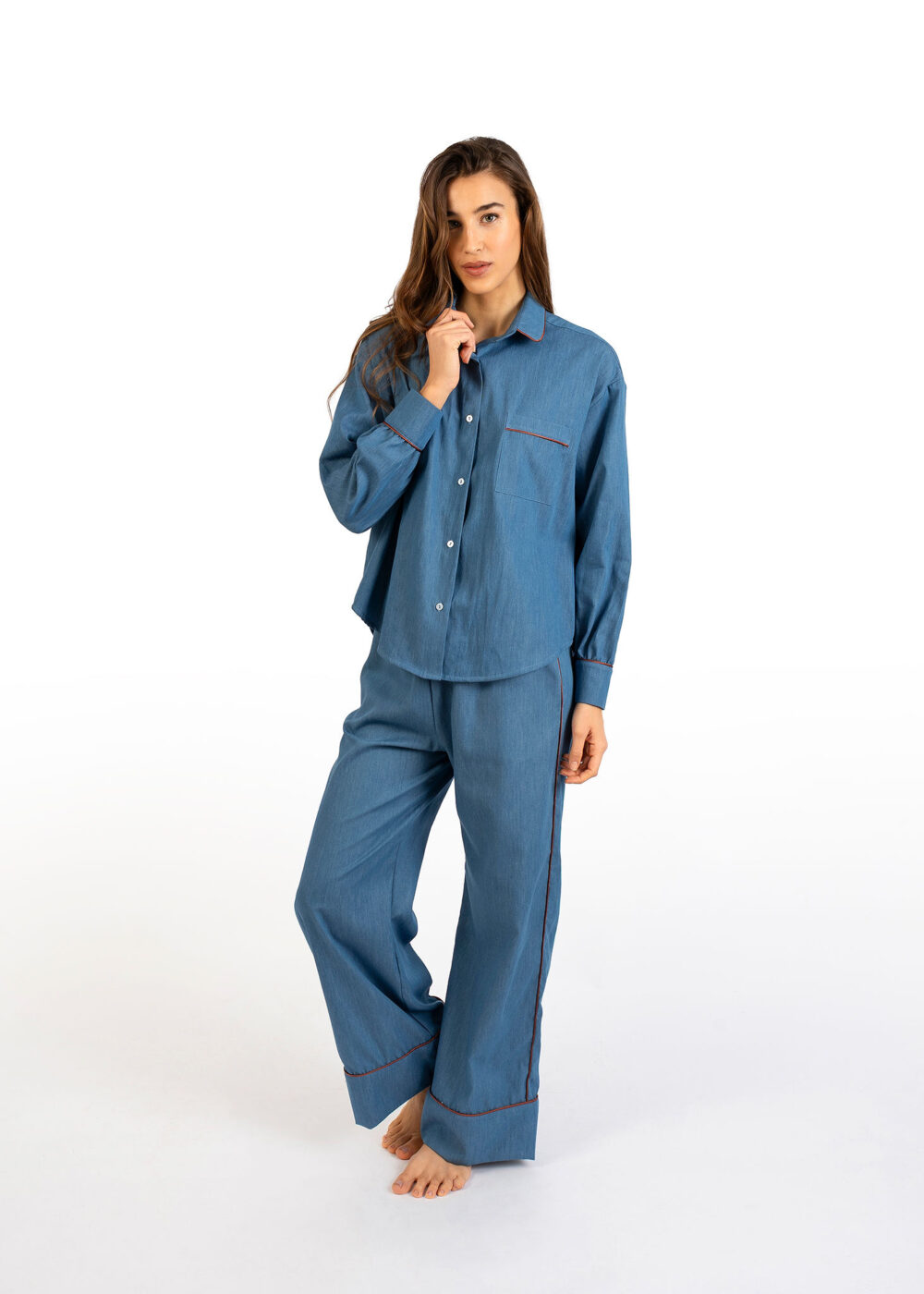 Completo donna Nabali in denim leggero con camicia over e pantalone ampio, morbido e versatile Made in Italy