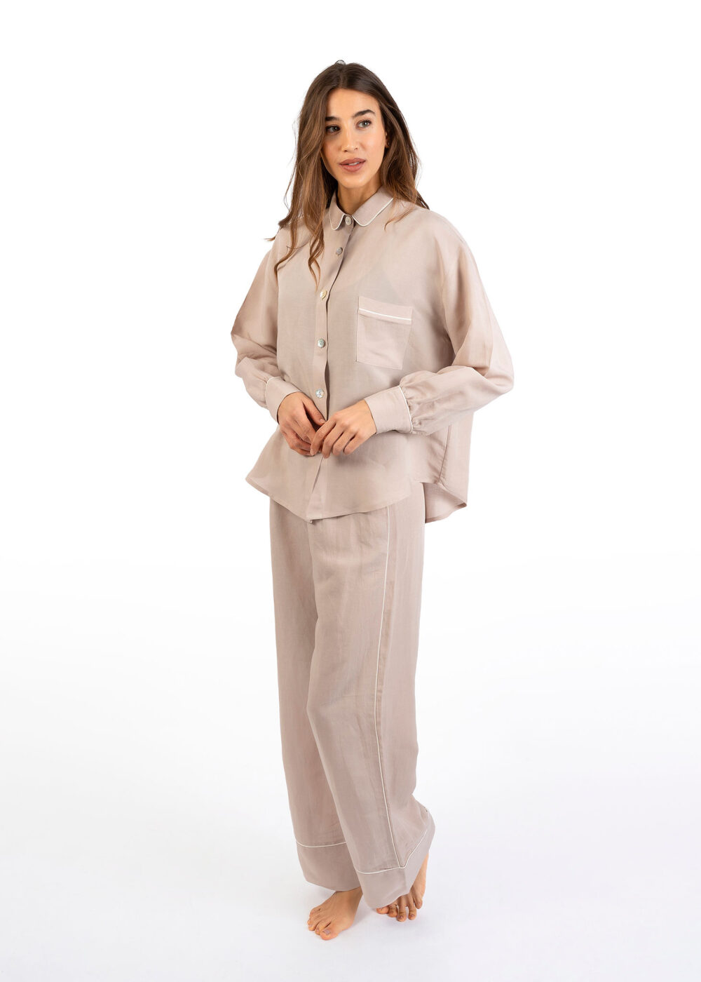 Pigiama donna Nabali in lino e viscosa beige con camicia over e pantalone ampio, leggero ed elegante Made in Italy