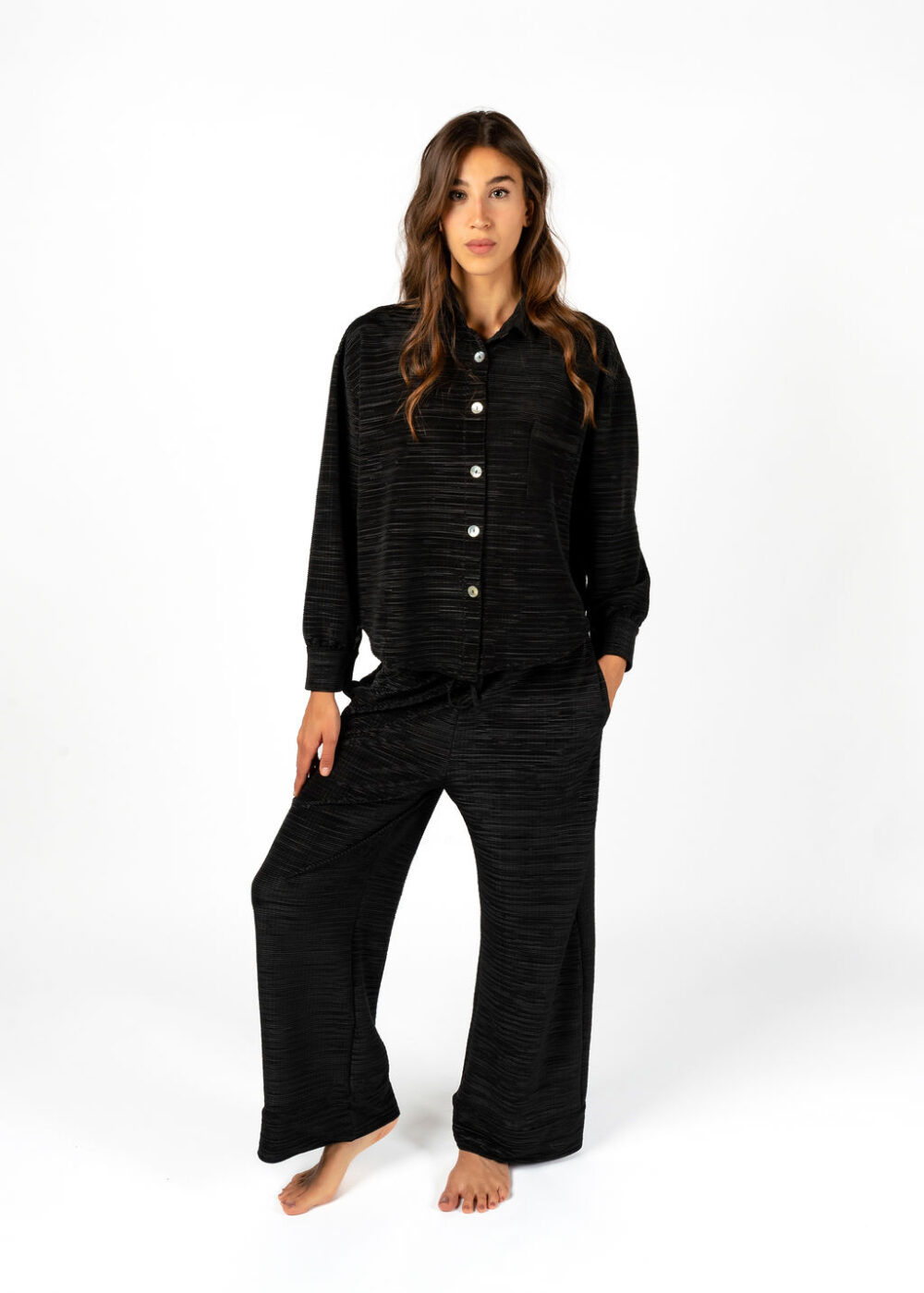 Completo Sara nero con camicia over e pantalone palazzo